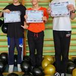 Trzech chłopców trzymających dyplomy