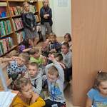 dzieci z klasy Ia na zajęciach w bibliotece