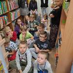 dzieci w bibliotece, słuchają opowiadania
