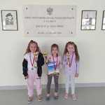 Trzy dziewczynki z medalami i pucharami.jpg
