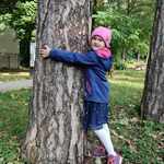 Dziewczynka przytulająca drzewo.jpg