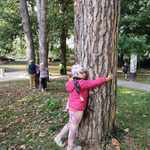 Dziewczynka przytulająca drzewo.jpg