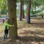 Chłopiec przytula drzewo.jpg