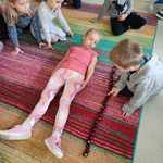 Dzieci układają kasztany na podłodze.jpg