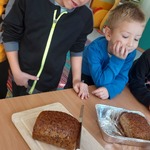 Dzieci kroją chleb.jpg