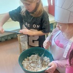 Dzieci w czapkach kucharskich mieszają produkty potrzebne do wypieku chleba.jpg