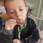 Chłopiec jedzący chleb z powidłami.jpg