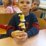 Dzieci robią szaszłyki z owoców.jpg