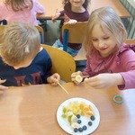 Dzieci robią szaszłyki z owoców.jpg