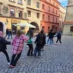 Dzieci tańczą na starym mieście w Lublinie.jpg