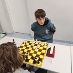 Denis z klasy 7c podczas rozgrywki w szachy z przeciwnikiem z innej szkoły.