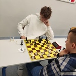 Aleks z klasy 7b podczas rozgrywki w szachy z przeciwnikiem z innej szkoły.