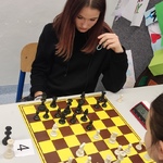 Ania z klasy 7b podczas rozgrywki w szachy z przeciwnikiem z innej szkoły.